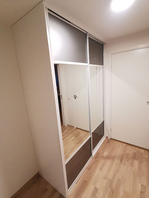 skyvedørsgarderobe i gang med skyvedører med speil og glass