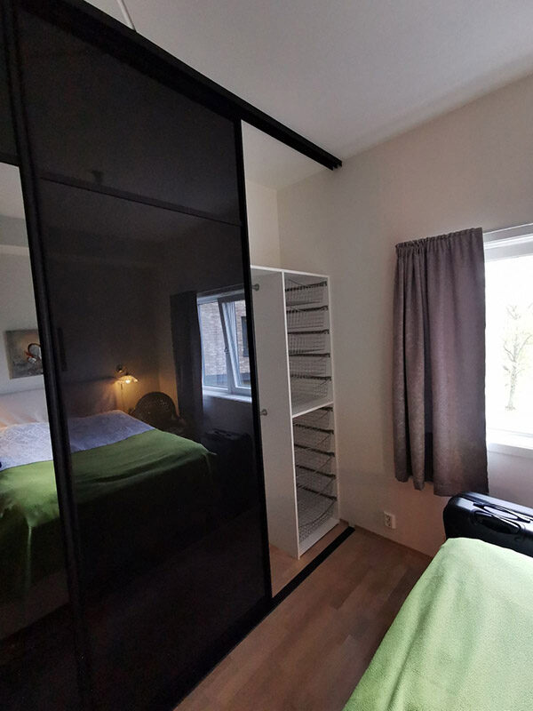 skyvedørsgarderobe med skyvedører med svart glass, speil, sprosser og profiler og innredning skreddersydd på mål