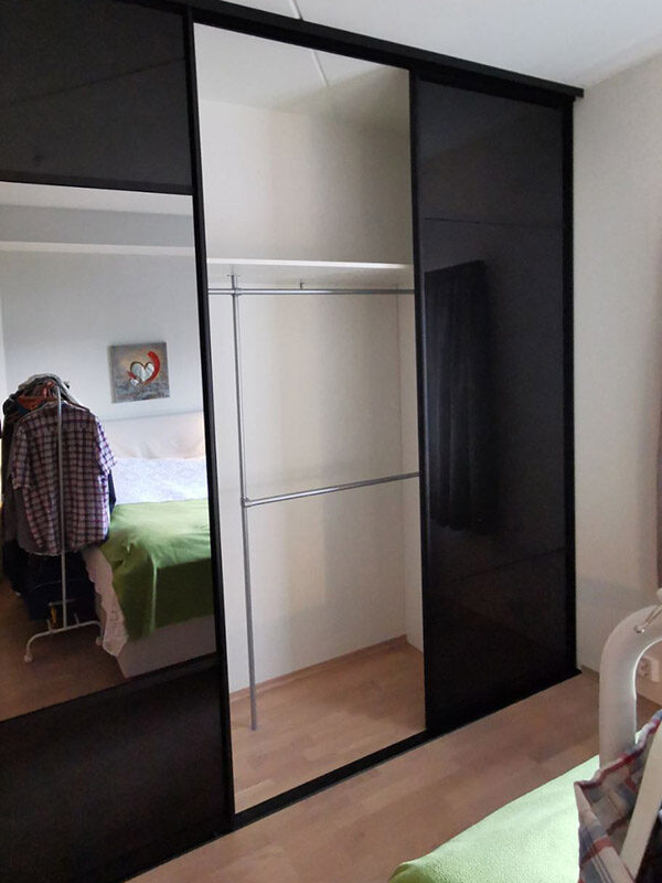 skyvedørsgarderobe med skyvedører med svart glass, speil, sprosser og profiler