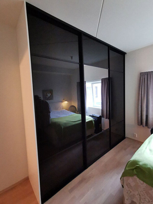 skyvedørsgarderobe med skyvedører med svart glass, speil, sprosser og profiler