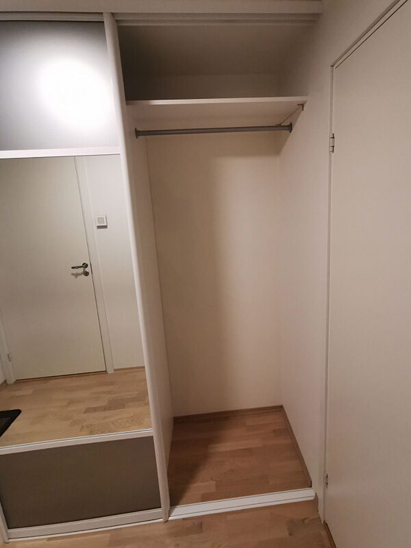 skyvedørsgarderobe med innredning skreddersydd på mål