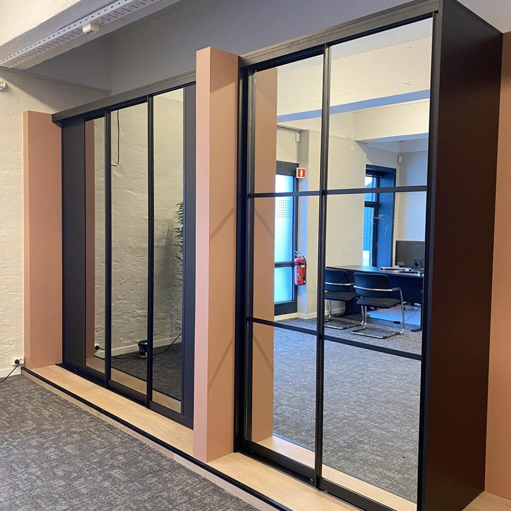 Garderobemekka har åpnet dørene til en ny og utvidet butikk i Drammen. Med en større butikkflate og Glassmester 1 i samme bygg, satser vi nå på å tilby kundene et bredere utvalg av kvalitetsprodukter innen både glass og aluminium.