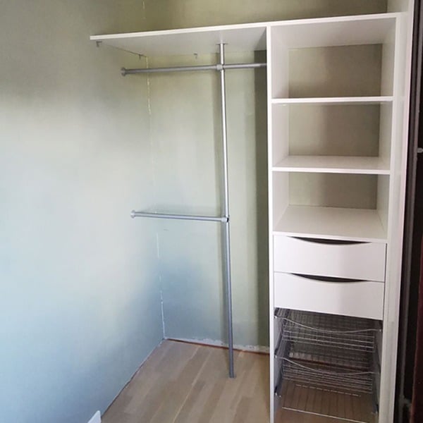 Priseksempler - Hva koster en skyvedørsgarderobe?Priseksempler på innredning til garderoben | Garderobemekka AS Hos Garderobemekka får du skyvedører og innredning i begge ender av prisskalaen – og alle steder imellom. Prisen avhenger av flere ting, som valg av design og materialer, størrelsen på garderoben, tilpasninger og hva du vil gjøre selv. Se priseksempler på garderobemekka.no