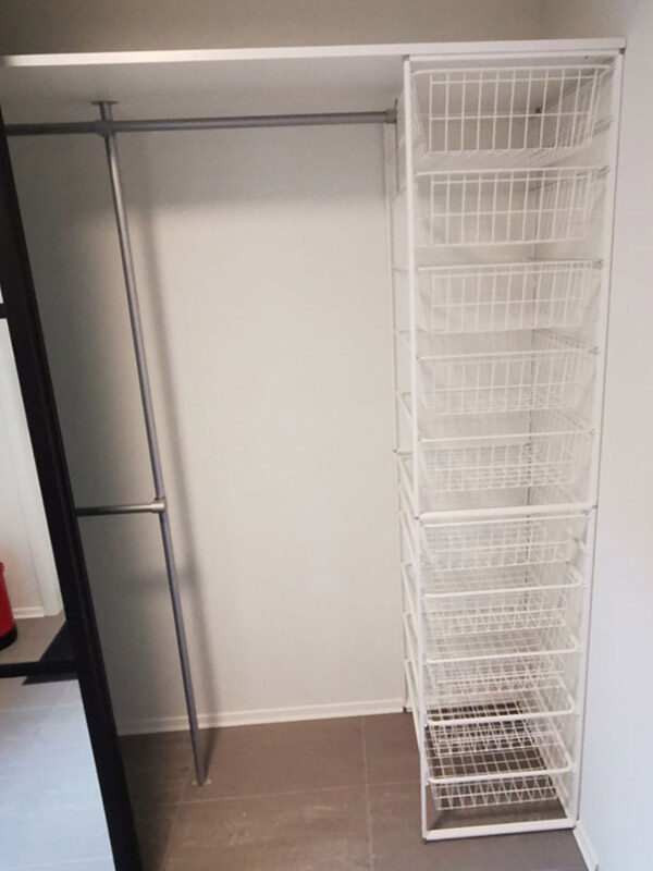 garderobeinnredning med kurver og garderobestenger