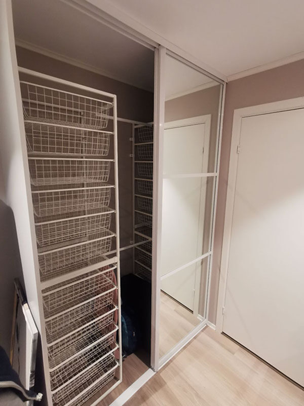 garderobeinnredning med kurver og garderobestenger