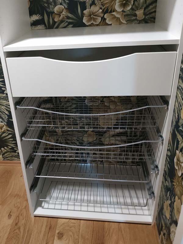 Garderobeinnredning med skuffer og trådkurver levert av Garderobemekka