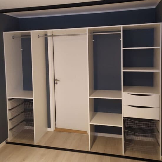 skreddersydd garderobeinnredning tilpasset på mål med dør på innsiden av garderoben