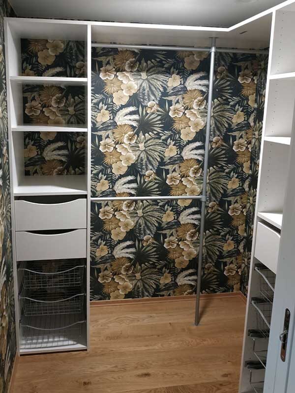 Garderobeinnredning til walk-in-closet levert av Garderobemekka