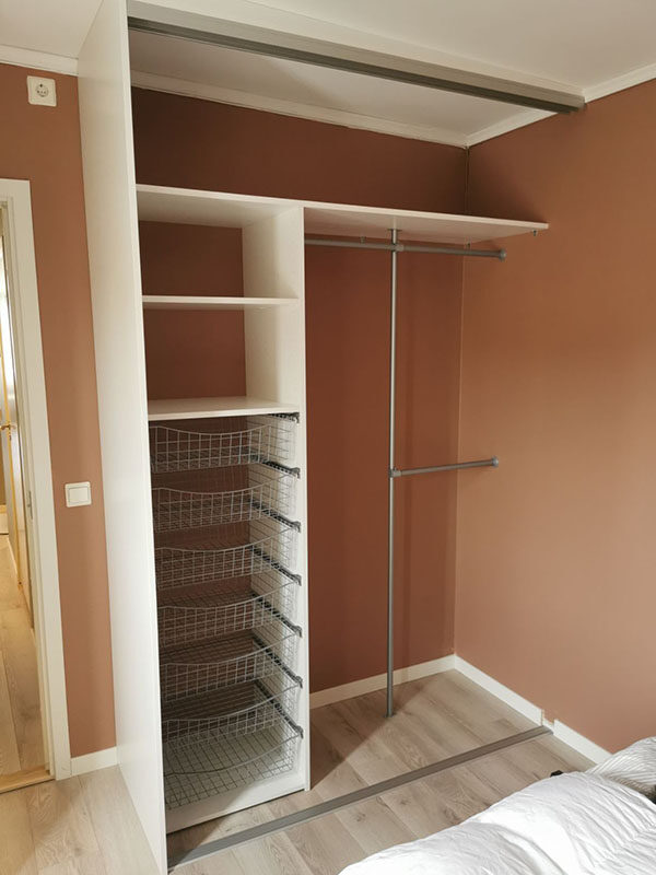 Garderobeinnredning med hyller og trådkurver levert av Garderobemekka