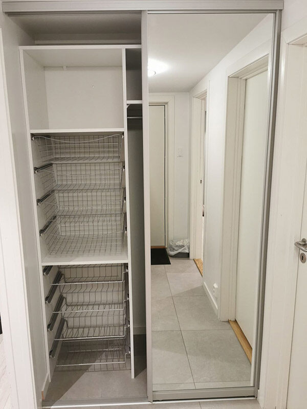 garderobeinnredning skreddersydd etter behov med kurver, skoyller, hyller og garderobestenger spesialtilpasset på mål