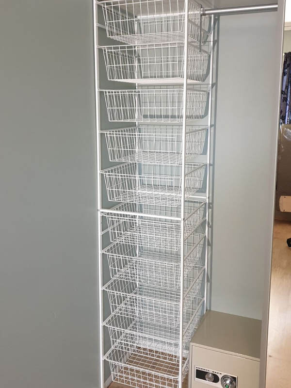 garderobeinnredning med kurver og garderobestenger