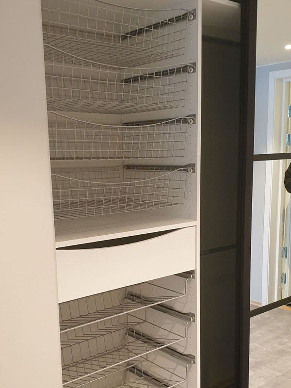 garderobeinnredning skreddersydd etter behov med skuffer, kurver, hyller, skohyller og garderobestenger spesialtilpasset på mål