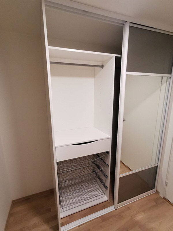 skreddersydd garderobeinnredning med garderobestenger, hyller, skuffer, trådkurver og skohyller