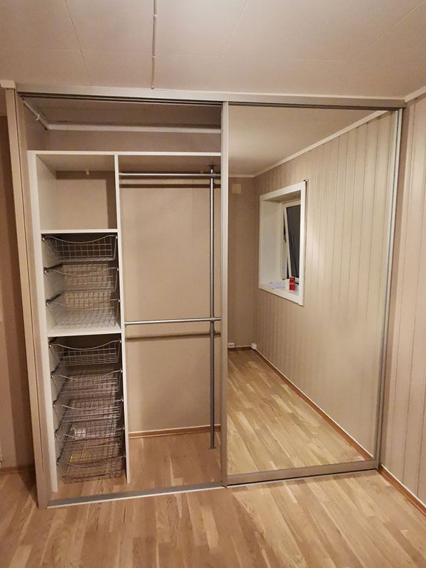 garderobeinnredning skreddersydd etter behov med kurver, hyller og garderobestenger spesialtilpasset på mål