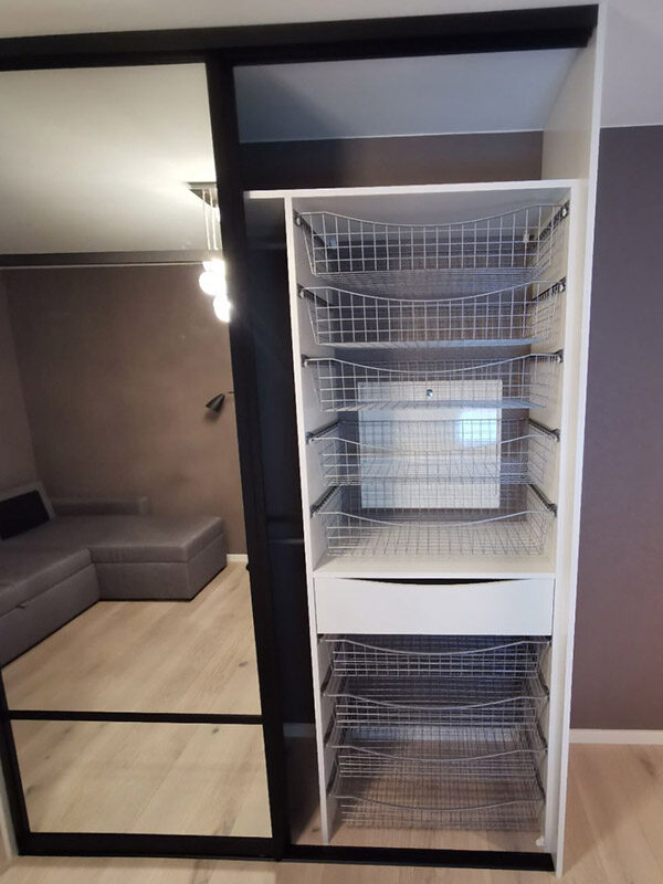 garderobeinnredning skreddersydd etter behov med skuffer, trådkurver og garderobestenger spesialtilpasset på mål