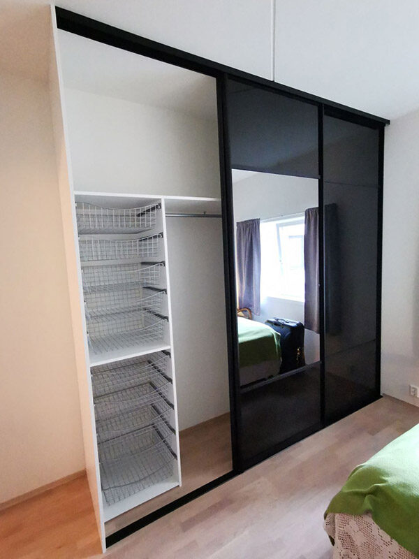 skreddersydd garderobeinnredning med trådkurver, hyller og garderobestenger