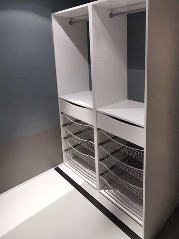 garderobeinnredning skreddersydd etter behov med skuffer, kurver, hyller og garderobestenger spesialtilpasset på mål