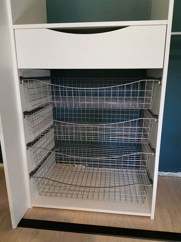 skreddersydd garderobeinnredning med trådkurver