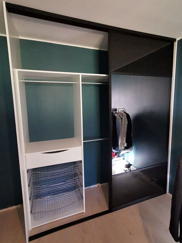 skreddersydd garderobeinnredning med garderobestenger, hyller, skuffer og skohyller