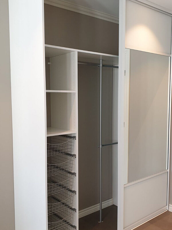 garderobeinnredning skreddersydd etter behov med kurver, hyller og garderobestenger spesialtilpasset på mål