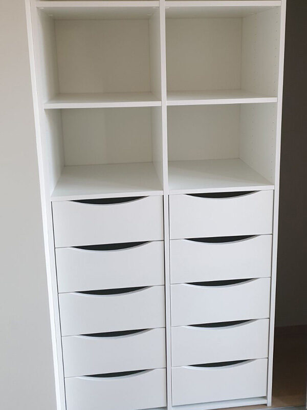 garderobeinnredning skreddersydd etter behov med skuffer og hyller spesialtilpasset på mål