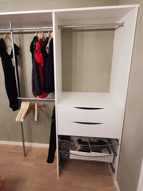 skreddersydd garderobeinnredning med garderobestenger, hyller, skuffer og skohyller