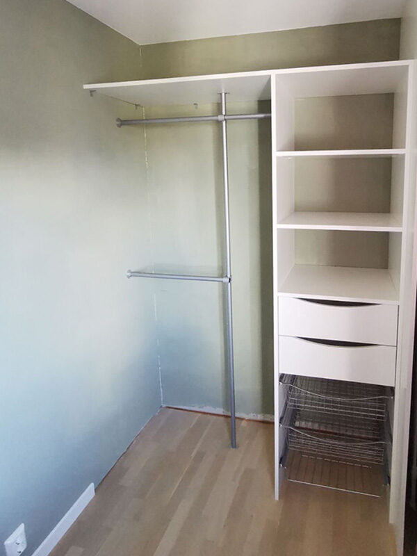 skreddersydd garderobeinnredning med garderobestenger, hyller, skuffer og skohyller