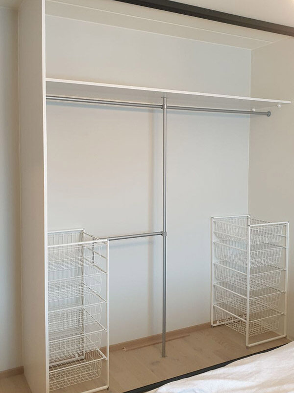 garderobeinnredning med kurver og garderobestenger