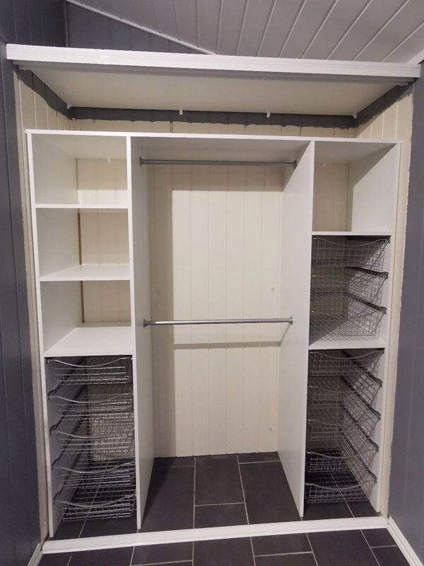 garderobeinnredning skreddersydd etter behov med kurver, hyller og garderobestenger spesialtilpasset på mål