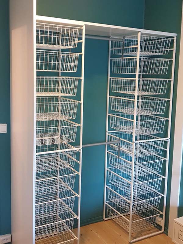 garderobeinnredning med kurver og garderobestenger