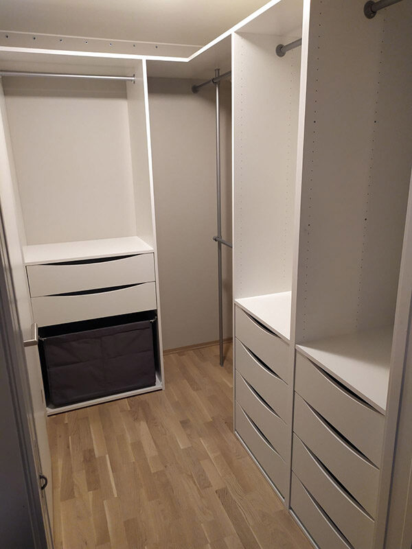 skreddersydd garderobeinnredning til hjørnegarderobe spesialtilpasset på mål