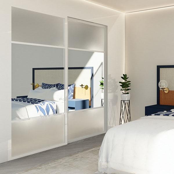 Garderobemekka AS er spesialist på skreddersydde skyvedørsgarderober i høy kvalitet. Vår spesialitet er eksklusive skyvedører med kombinasjoner av speil og glass, samt sprosser som dekor. Hos oss får du markedets beste totalpris på høykvalitets skyvedørsgarderobe med komplett innredning, ferdig montert av våre fagfolk.