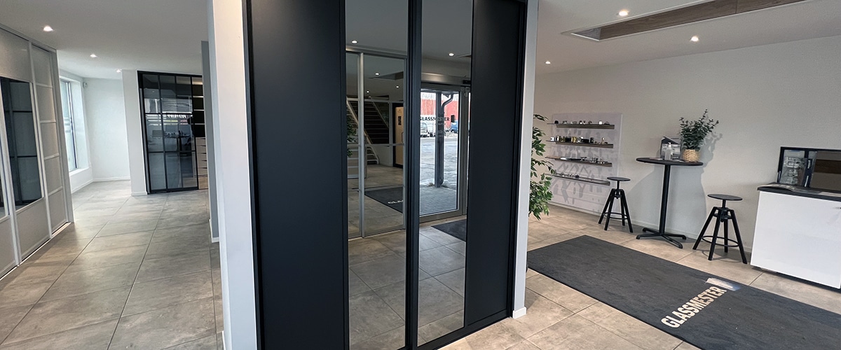 Den nye skyvedørsgarderoben er skreddersydd til deg og boligen din, slik at du får en skyvedørsgarderobe du kan ha glede av i mange år fremover. Les mer på Garderobemekka.no