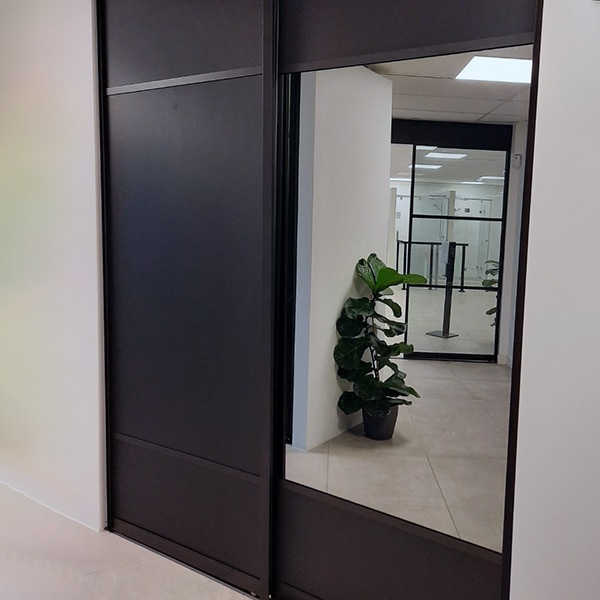 Den nye skyvedørsgarderoben er skreddersydd til deg og boligen din, slik at du får en skyvedørsgarderobe du kan ha glede av i mange år fremover. Les mer på Garderobemekka.no