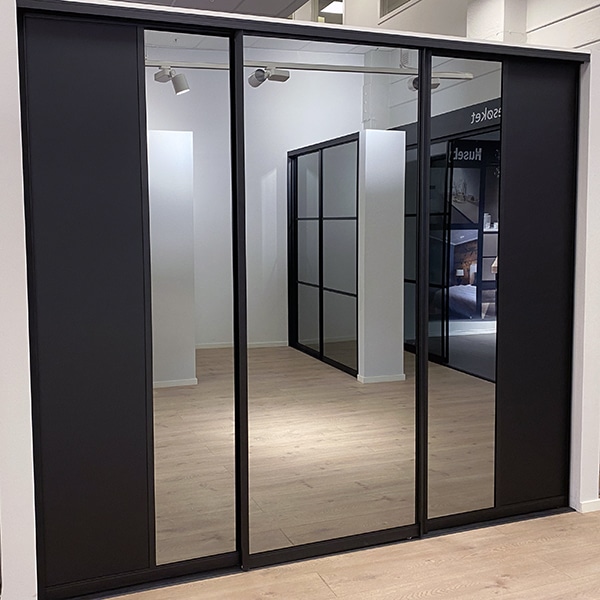 Den nye skyvedørsgarderoben er skreddersydd til deg og boligen din, slik at du får en skyvedørsgarderobe du kan ha glede av i mange år fremover. Les mer på Garderobemekka.no