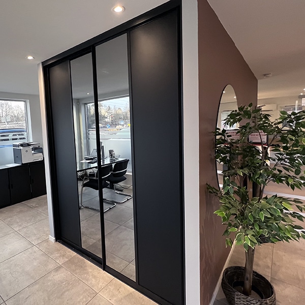 Den nye skyvedørsgarderoben er skreddersydd til deg og boligen din, slik at du får en skyvedørsgarderobe du kan ha glede av i mange år fremover. Les mer på Garderobemekka.no