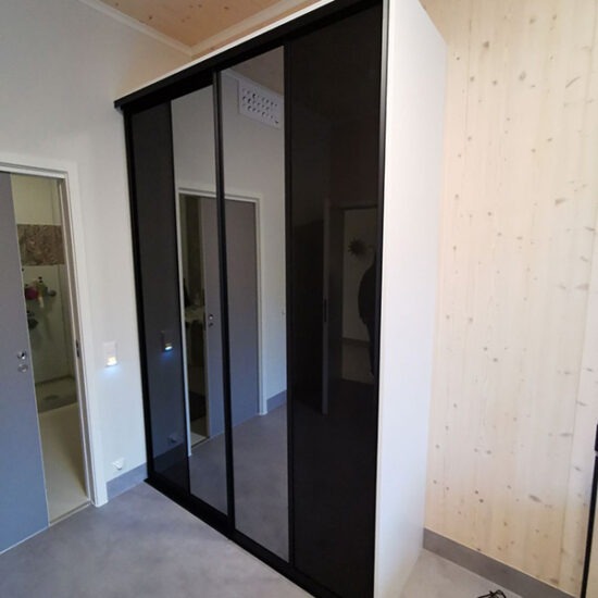 skyvedører med sotet speil og glass