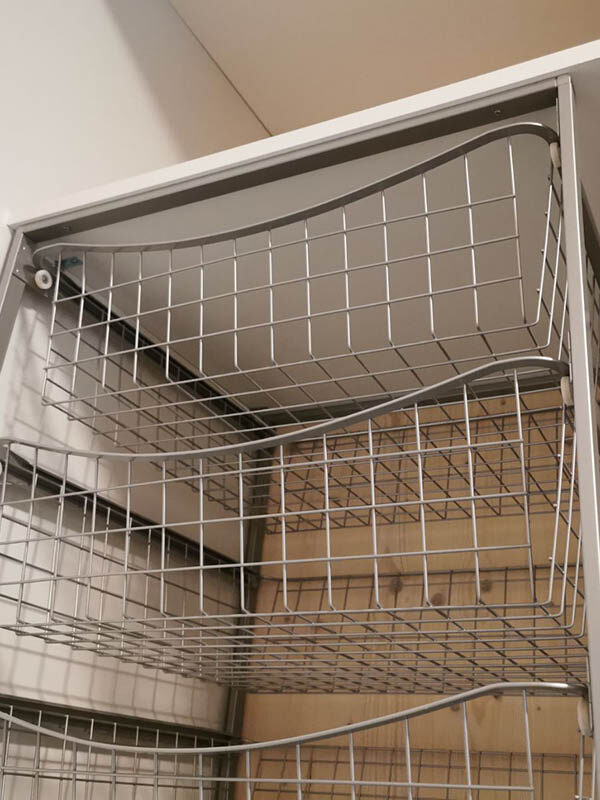 garderobeinnredning med trådkurver tilpasset på mål