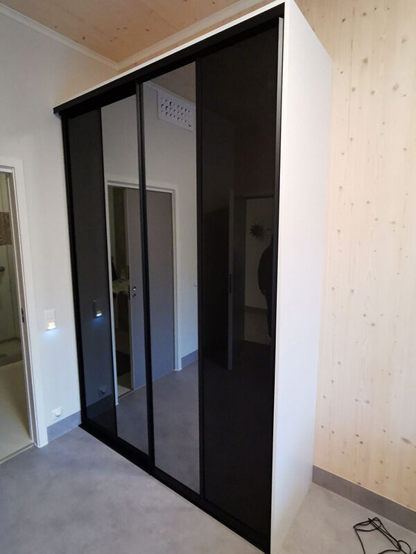 skyvedører med sotet speil og glass