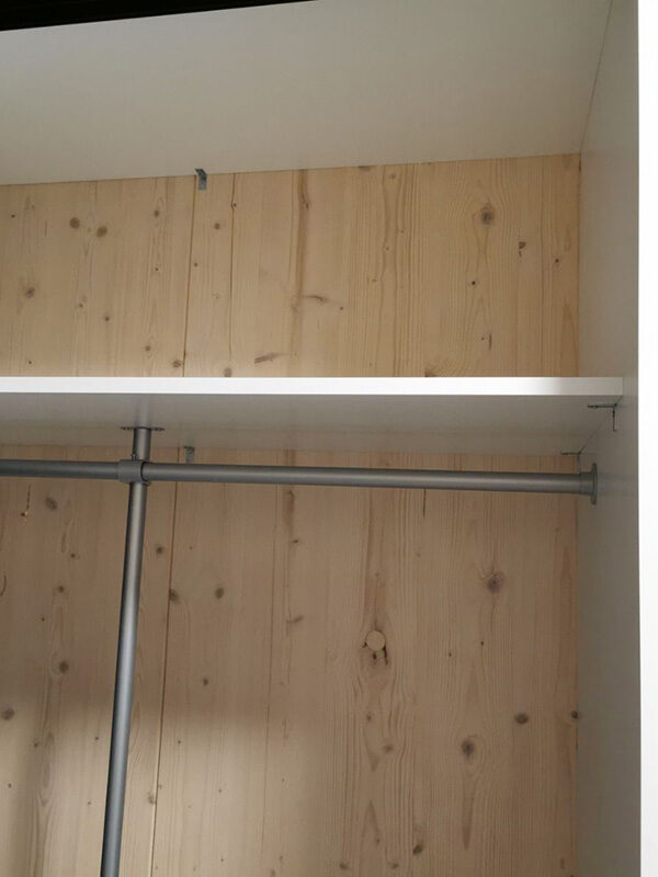 garderobeinnredning med hyller og garderobestenger tilpasset på mål