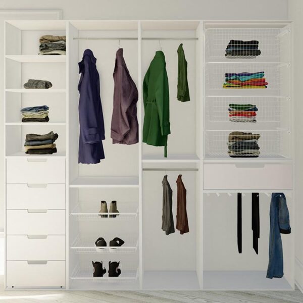 Garderobetrendene følger interiørtrendene, som går mot varme og mørkere nyanser. Vi vil ha det lunt og hyggelig. Farger og materialer blir derfor viktig ved valg av skyvedørsgarderobe. Les mer på våre nettsider.