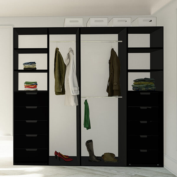 Ønsker du deg ny skyvedørsgarderobe og lurer på hvordan trendbildet ser ut? Vår garderobeekspert Solveig Hildre gir deg oversikten! Les mer på garderobemekka.no