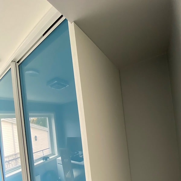 Da Ingeborg og samboeren tok kontakt med Garderobemekka, var planen klar: De ville ha blå skyvedørsgarderober. Og blått er det blitt! Les hele historien på garderobemekka.no