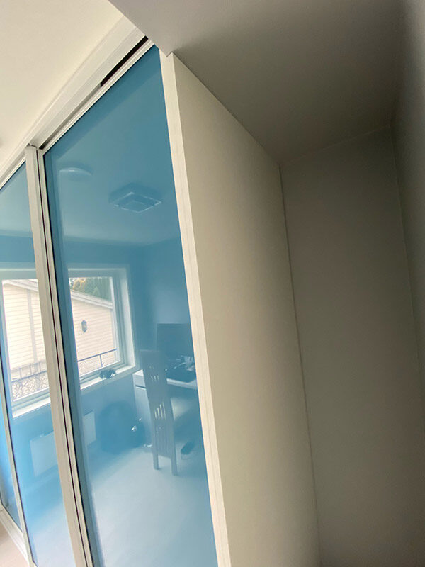 skyvedører med blått glass og sølvfargede profiler skreddersydd på mål