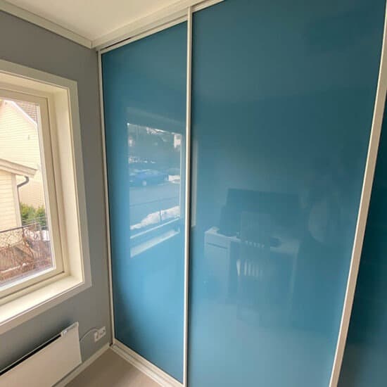 skyvedører med blått glass og sølvfargede profiler skreddersydd på mål