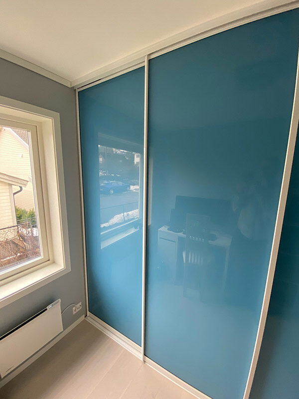 skyvedørsgarderobe med blå skyvedører