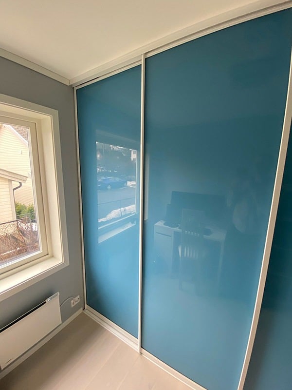 Da Ingeborg og samboeren tok kontakt med Garderobemekka, var planen klar: De ville ha blå skyvedørsgarderober. Og blått er det blitt! Les hele historien på garderobemekka.no