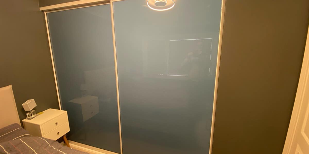 Da Ingeborg og samboeren tok kontakt med Garderobemekka, var planen klar: De ville ha blå skyvedørsgarderober. Og blått er det blitt! Les hele historien på garderobemekka.no