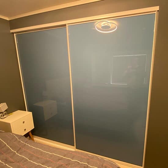 skyvedørsgarderobe med blå skyvedører