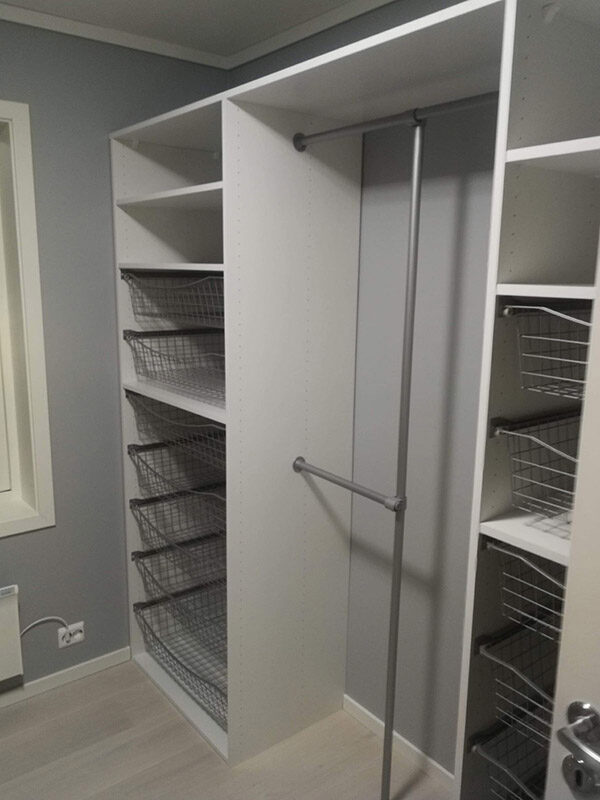 garderobeinnredning med hyller, trådkurver og garderobestenger skreddersydd på mål